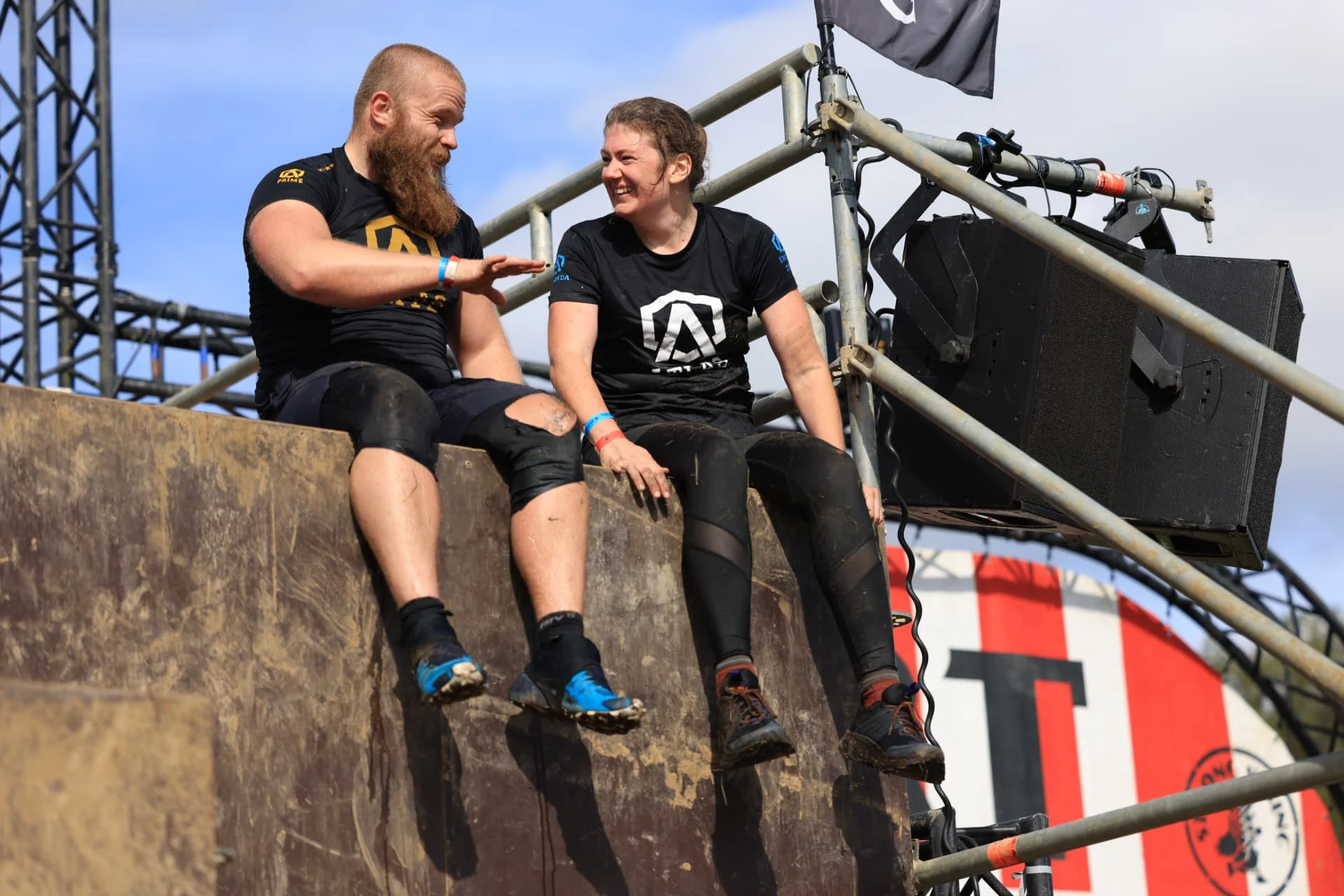 Melinda en coach Bruce op de finishmuur na de 19 km Strong Viking in Amsterdam, september 2026