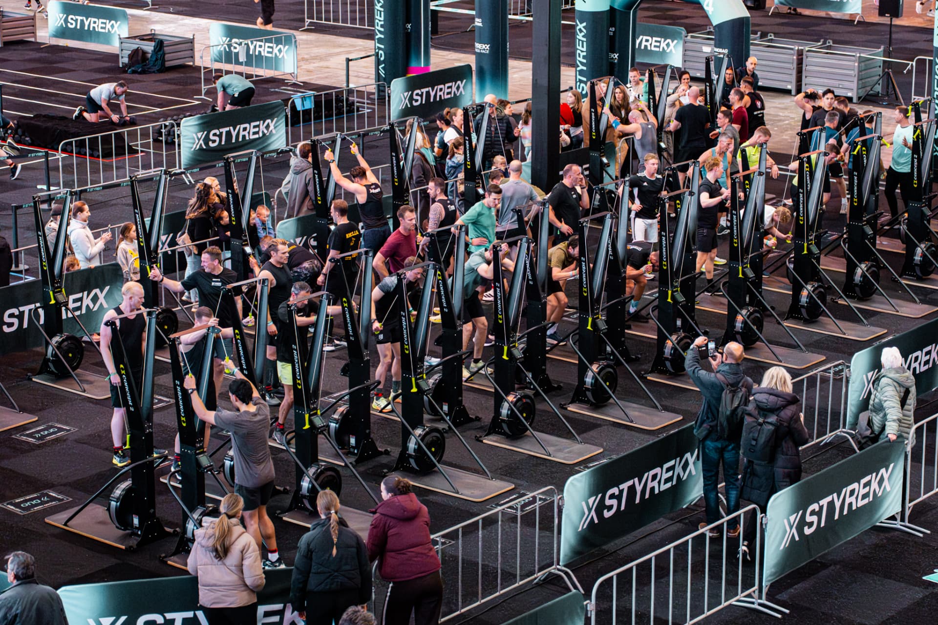 Deelnemers aan een STYREKX-fitnessrace tussen de wedstrijdstations